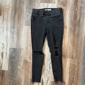 Pull in distressed black pants
